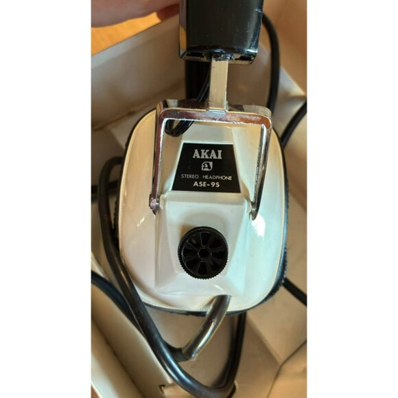 Working Vintage Akai ASE-9S Stereo Headphones with 2 adapters - Picture 3 of 5